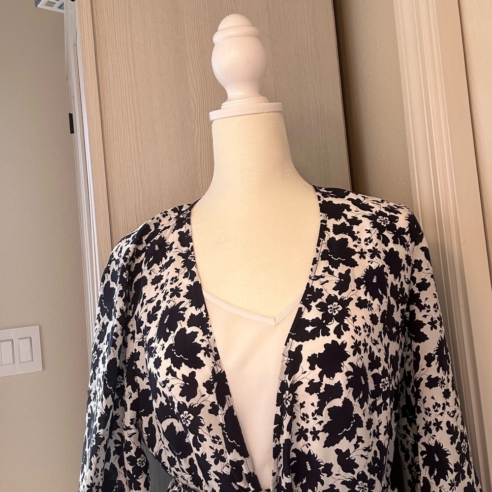Lucky Brand NWT Karin 100% silk wrap floral print dress Size P/S - Picture 2 of 6
